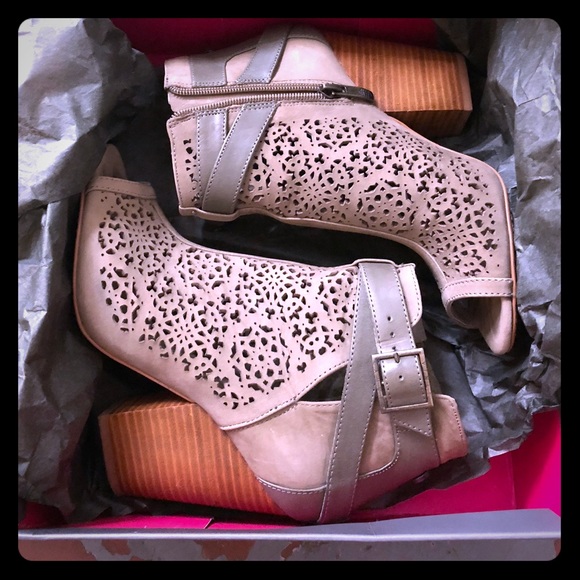 Vince Camuto booties - Picture 1 of 7